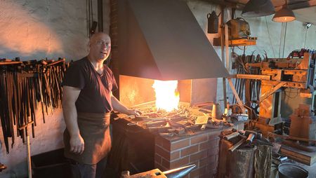 Olaf Hannemann bei der Arbeit in seiner Metallschmiede