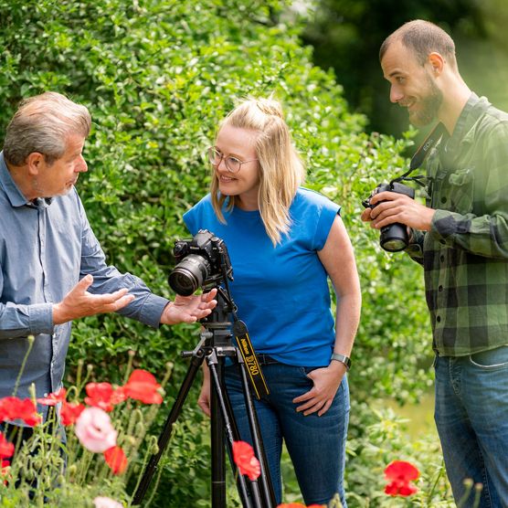 Drei Personen machen einen Fotokurs