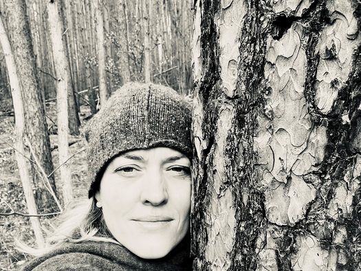 Selbstportrait von Anita Schlieske am Baum