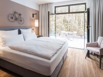 Hotelzimmer mit Doppelbett und Terrasse 