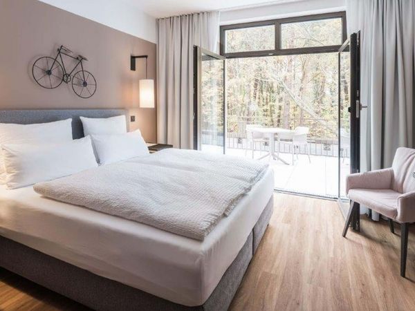 Hotelzimmer mit Doppelbett und Terrasse 