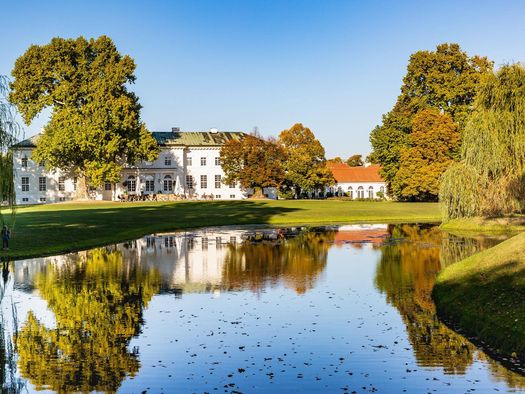 Schloss Neuhardenberg und der Schlosspark im Herbst