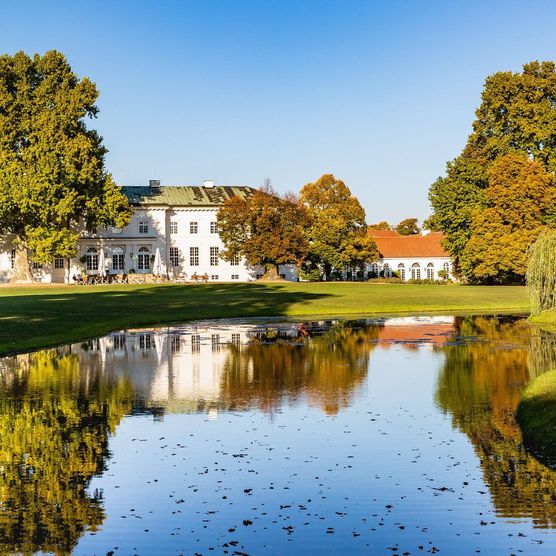 Schloss Neuhardenberg und der Schlosspark im Herbst