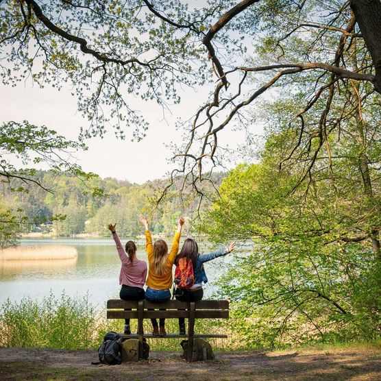 Wandern um den Schermützelsee mit Freunden bei Buckow (Märkische Schweiz) in Märkisch Oderland