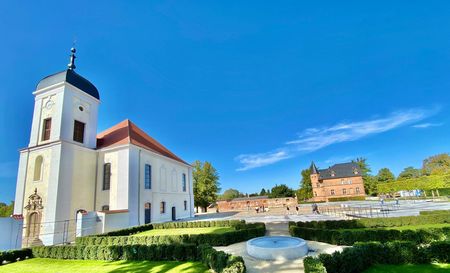 Blick auf Schlossgut Altlandsberg mit Garten im Sommer 