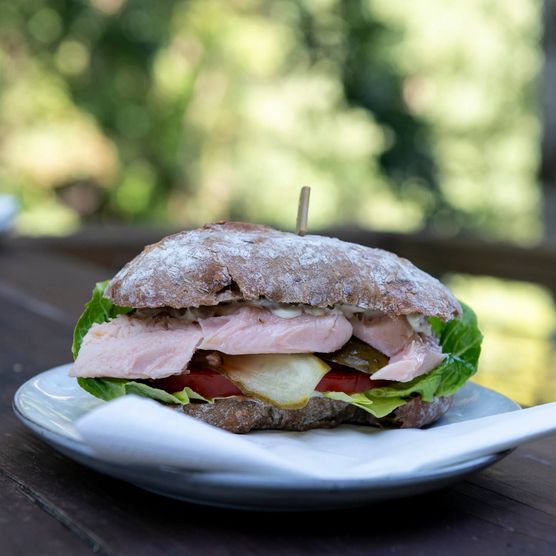 Fischbrötchen auf Teller