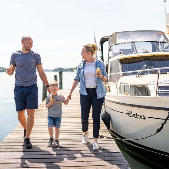 Familie isst Eis auf dem Steg am Scharmützelsee in Bad Saarow