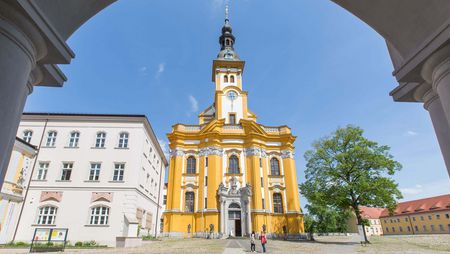 Kloster Beuzelle Frontansicht Klosterhof in Neuzelle in Oder-Spree