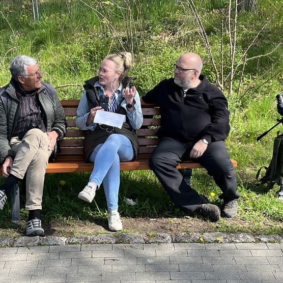 Jennifer Ehm interviewt das Seenland Spöker Team auf einer Bank