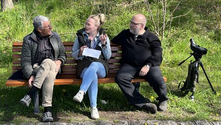 Jennifer Ehm interviewt das Seenland Spöker Team auf einer Bank