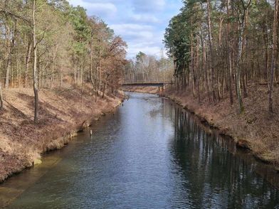 Blick von einer Brücke im Löcknitztal auf die Löcknitz