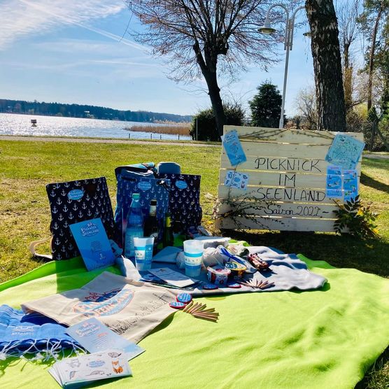 Picknick im Seenland am Ufer des Scharmützelsee in Wendisch Rietz