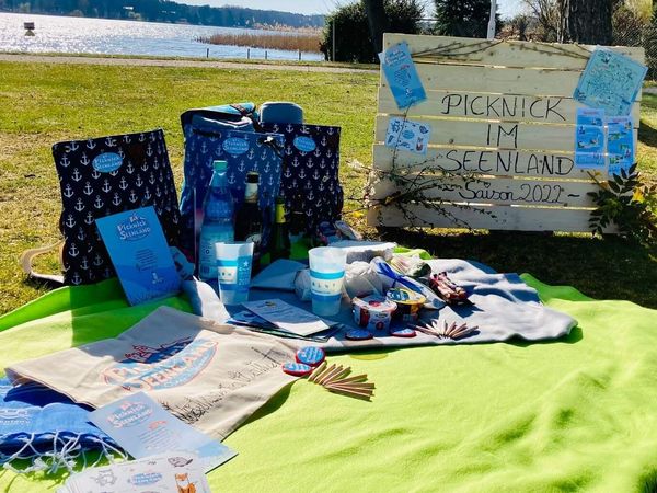 Picknick im Seenland am Ufer des Scharmützelsee in Wendisch Rietz