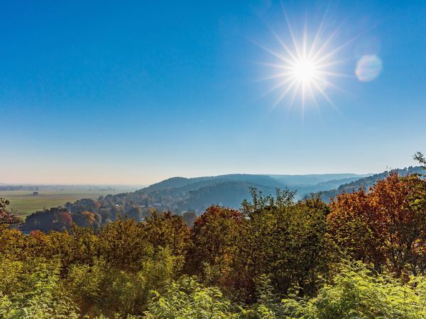 weiter Ausblick von der Carlsburg in Bad Freienwalde auf Wälder und Hügel