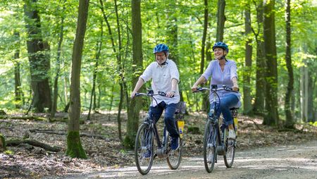 Ein Paar fährt Fahrrad auf dem Spreeradweg