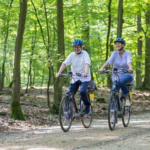 Ein Paar fährt Fahrrad auf dem Spreeradweg