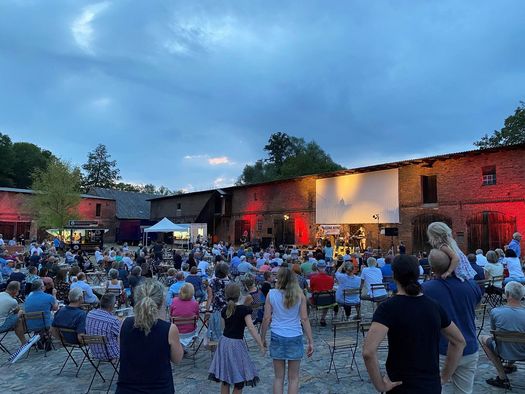 Sommerkonzert open Air in der Abenddämmerung im Schlosshof Altlandsberg 