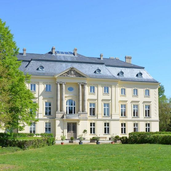 Schloss Trebnitz im Sommer