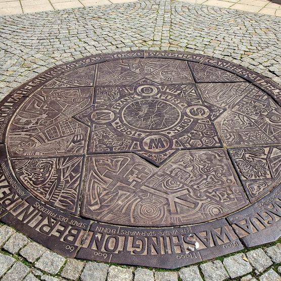 kunstvoll gestalteter Gullideckel in Frankfurt (Oder) in Oder-Spree