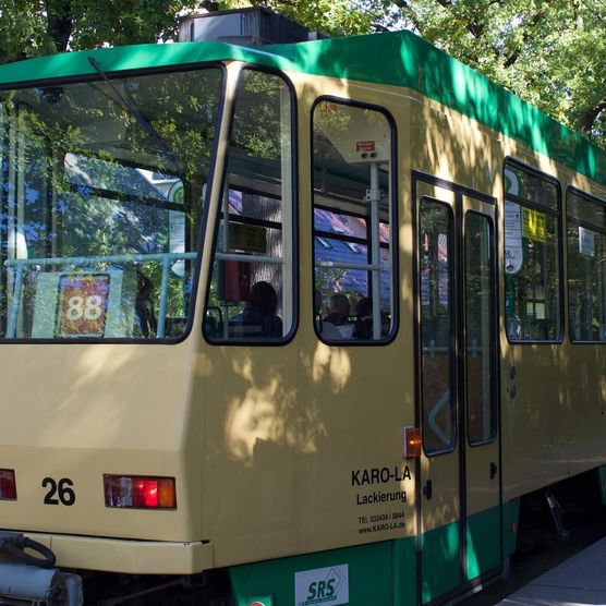 Straßenbahn 88 in Schöneiche bei Berlin an einer Haltestelle