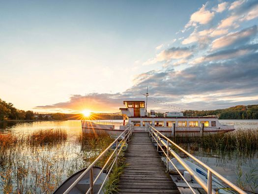 Fahrgastschiff Scherri am Steg im Schermützelsee in Buckow (Märkische Schweiz)