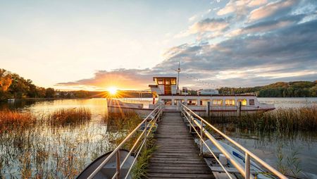 Fahrgastschiff Scherri am Steg im Schermützelsee in Buckow (Märkische Schweiz)