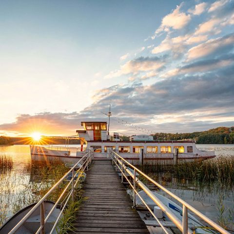 Fahrgastschiff Scherri am Steg im Schermützelsee in Buckow (Märkische Schweiz)