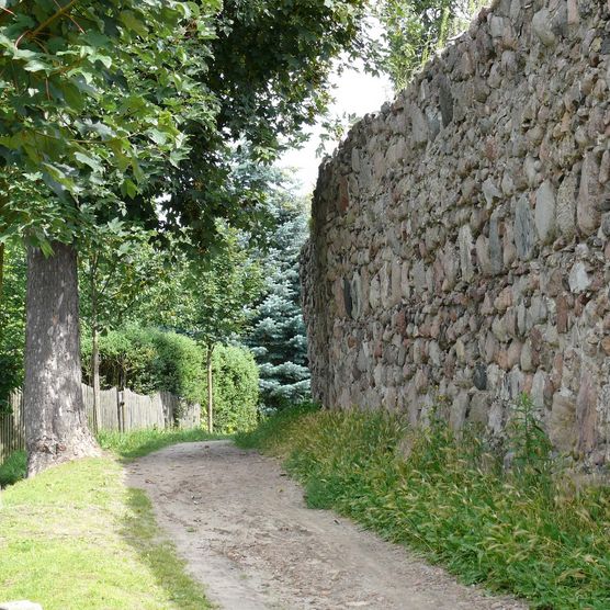 Ein Weg führt entlang der Stadtmauer von Müncheberg