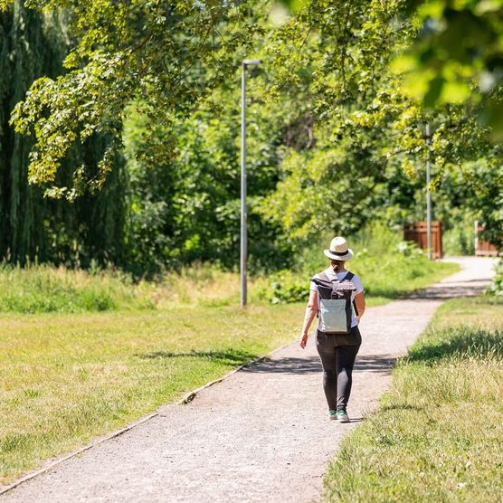 Person läuft durch Schlosspark im Sommer 